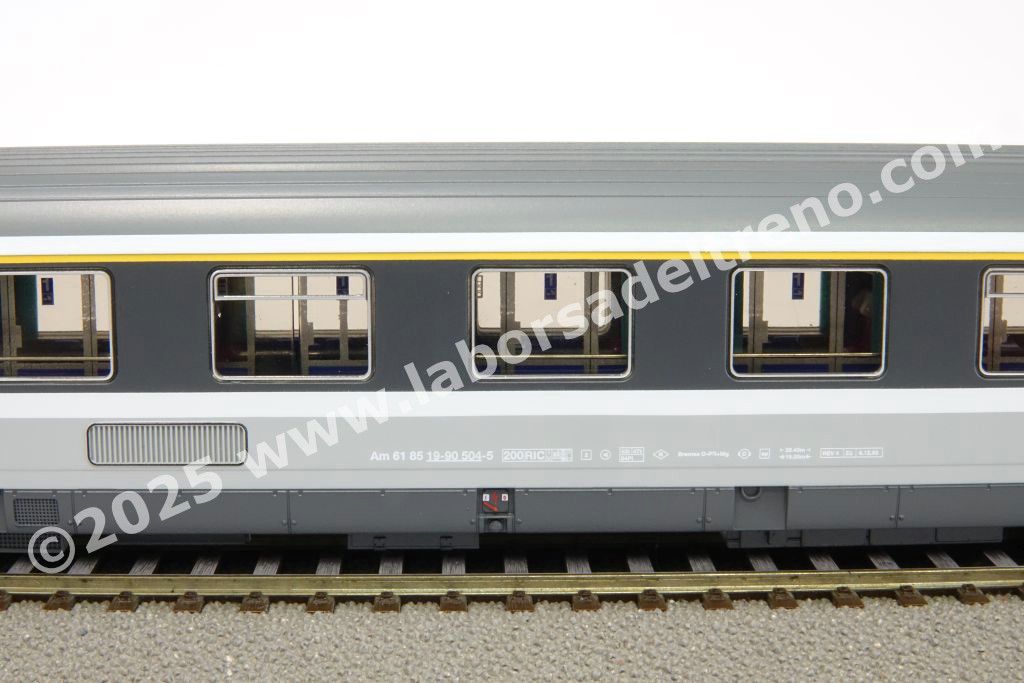 Set 1 'EC Ticino' delle SBB composto da una panoramica, una prima tipo Eurofima e due seconde tipo EC, livrea bigrigio con porte rosse, epoca V