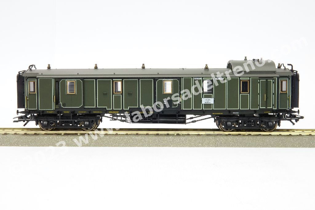 Convoglio 'Bavarian Express' delle K.Bay.Sts.B con vaporiera S 3/6 'Hochhaxige', tre carrozze di 3° cl., una mista di 1°/2° cl. E un bagagliaio in livrea crema/verde, epoca I - MFX Digital Sound