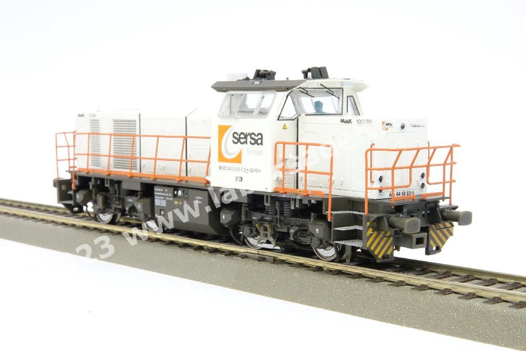 Locomotiva diesel SBB Sersa Am 845 002 (ex AM842) livrea bianca con mancorrenti arancioni, logo Sersa, epoca VI