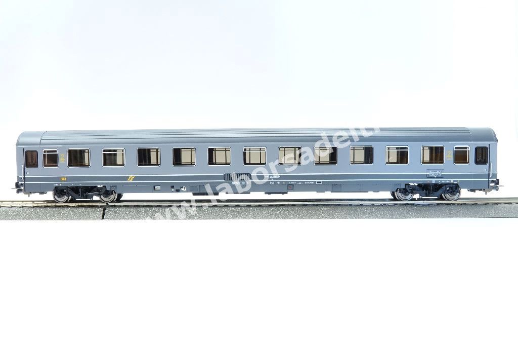 Set tre carrozze a scompartimenti FS tipo Eurofima, una 1° cl e due 2° cl., livrea bigrigio con filetti gialli, logo XMPR, epoca V