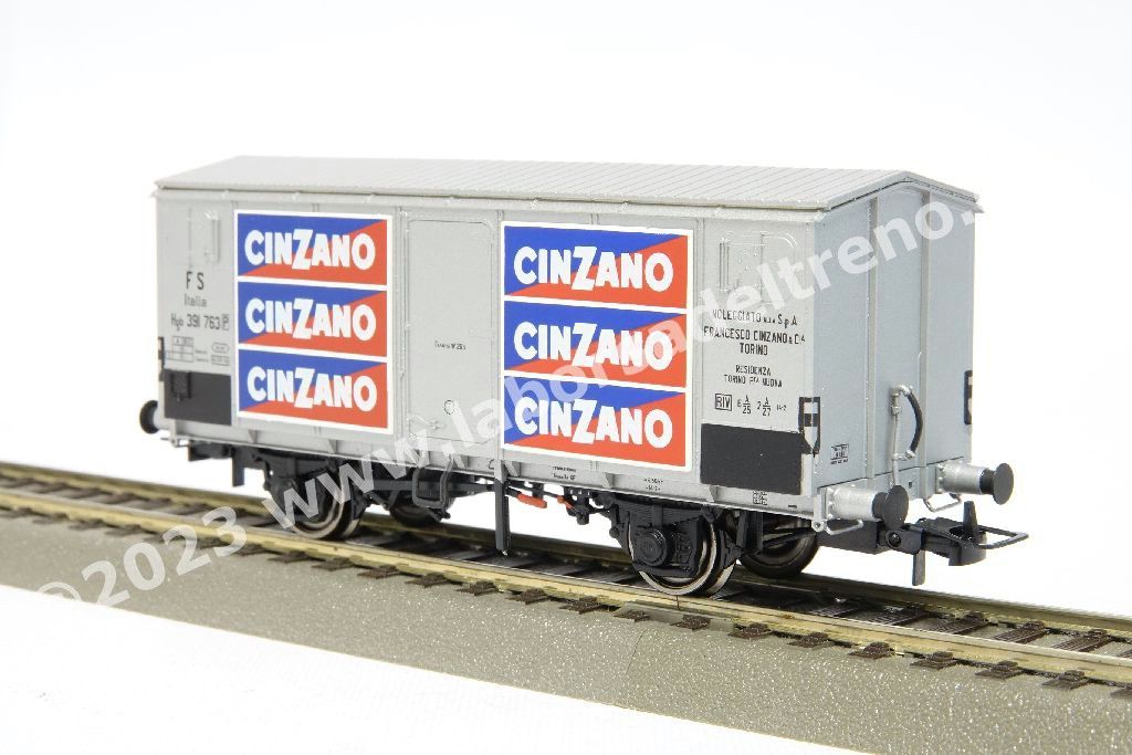 Coppia carri isotermici a due assi FS Italia tipo Hgb a sagoma Inglese, livrea inox con loghi 'Cinzano', epoca III