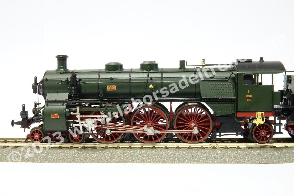 Convoglio 'Bavarian Express' delle K.Bay.Sts.B con vaporiera S 3/6 'Hochhaxige', tre carrozze di 3° cl., una mista di 1°/2° cl. E un bagagliaio in livrea crema/verde, epoca I - MFX Digital Sound