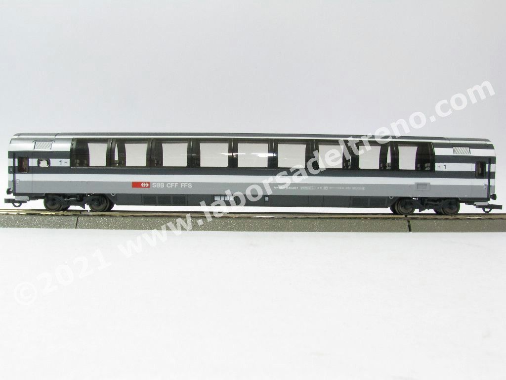Carrozza passeggeri panoramica a carrelli SBB tipo EC di 1° classe n° 104-4, livrea bigrigio, logo nuovo, epoca V