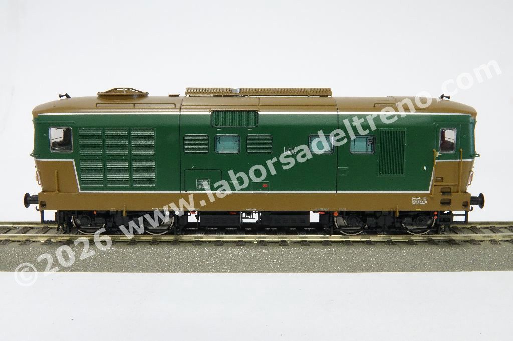 Locomotiva diesel FS D 345 1084 di 1° Serie, dep. Verona, vetri piani, livrea verde/isabella, epoca III/IV