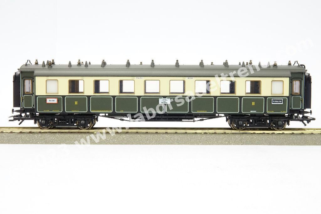 Convoglio 'Bavarian Express' delle K.Bay.Sts.B con vaporiera S 3/6 'Hochhaxige', tre carrozze di 3° cl., una mista di 1°/2° cl. E un bagagliaio in livrea crema/verde, epoca I - MFX Digital Sound