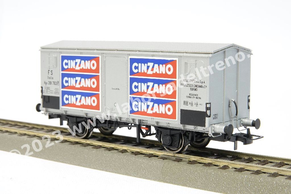Coppia carri isotermici a due assi FS Italia tipo Hgb a sagoma Inglese, livrea inox con loghi 'Cinzano', epoca III