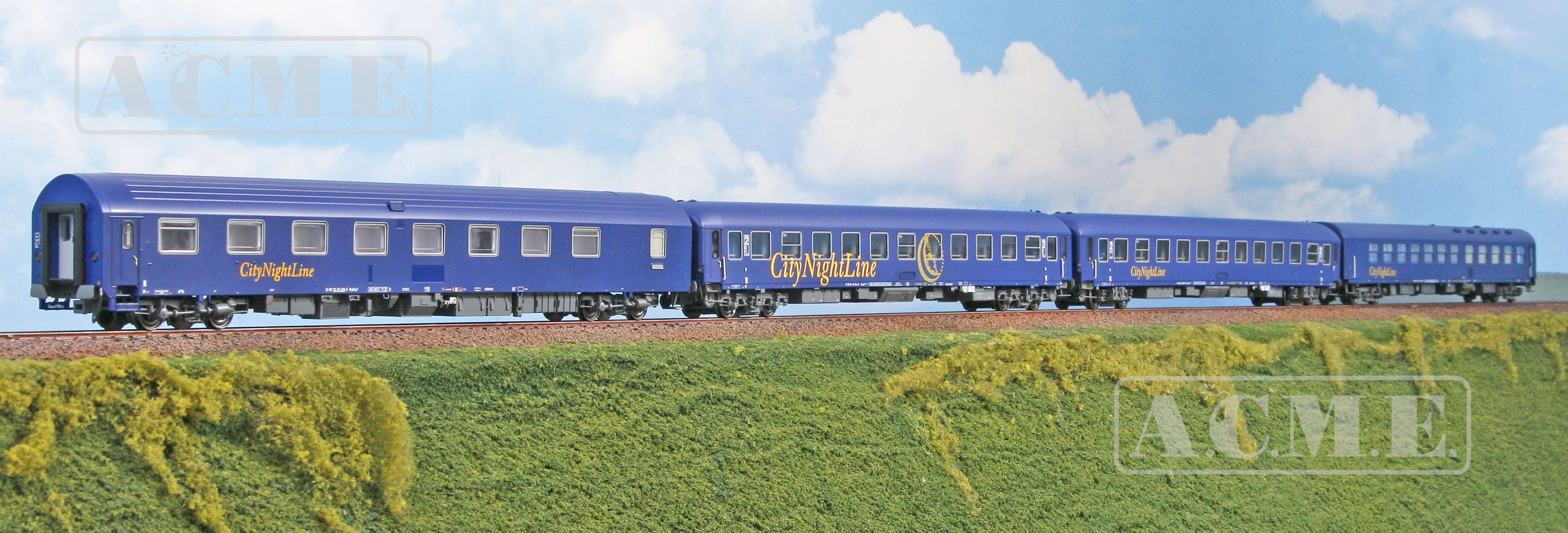 Set 'City Night Line' a quattro elementi composto da una letti tipo WLABsm, una ristorante WRm e due cuccette tipo Bvcmz (una con accesso disabili), livrea blu con logo CNL, epoca V/VI