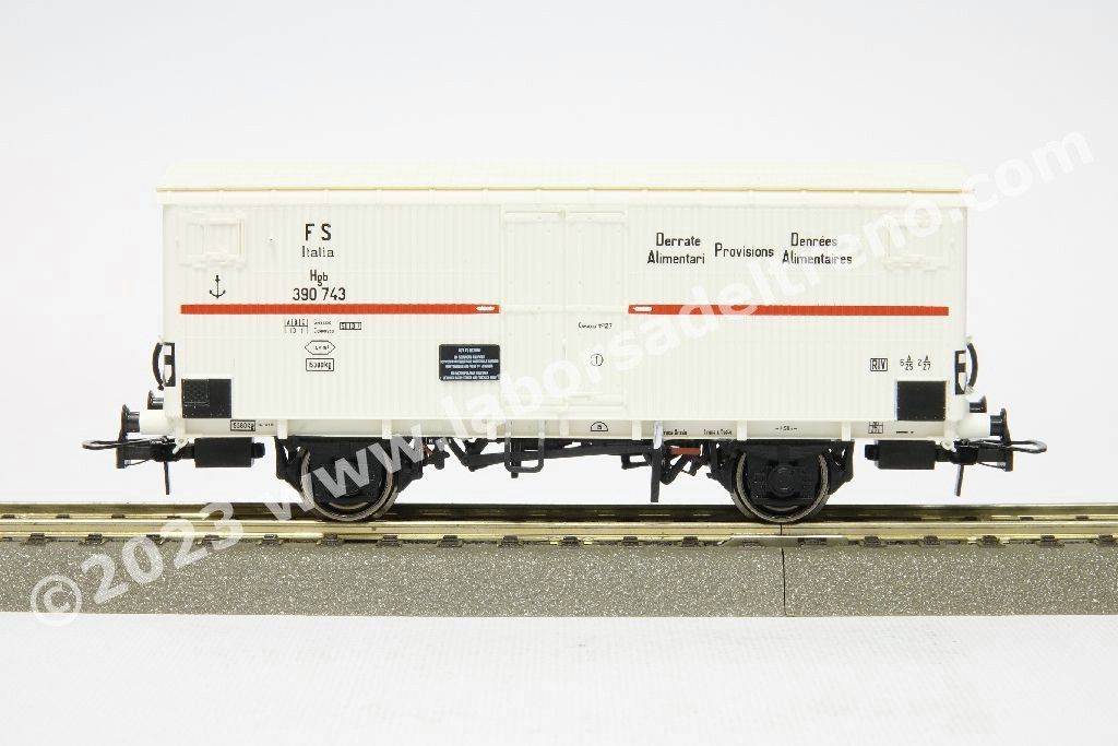 Set 3 carri refrigerati FS Italia tipo Hgb a sagoma Inglese, uno con garitta del frenatore, livrea bianca con fascia rossa, epoca III