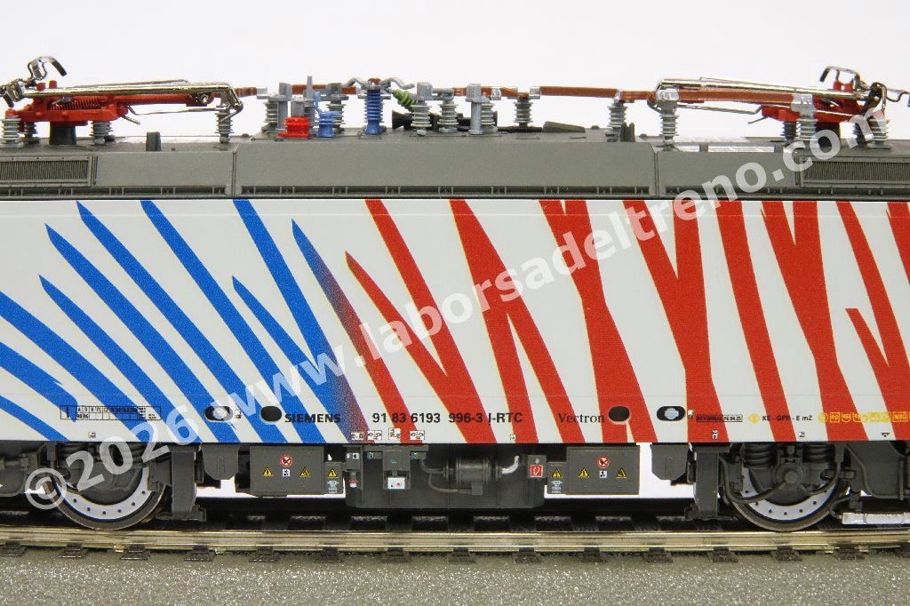 Locomotiva elettrica FS RTC (RailTractionCompany) Br 193 996, abilitata al servizio tra talia-Austria-Germania e molti paesi dell'este Europa, livrea Zebrata blu/rossa, logo RTC, epoca VI