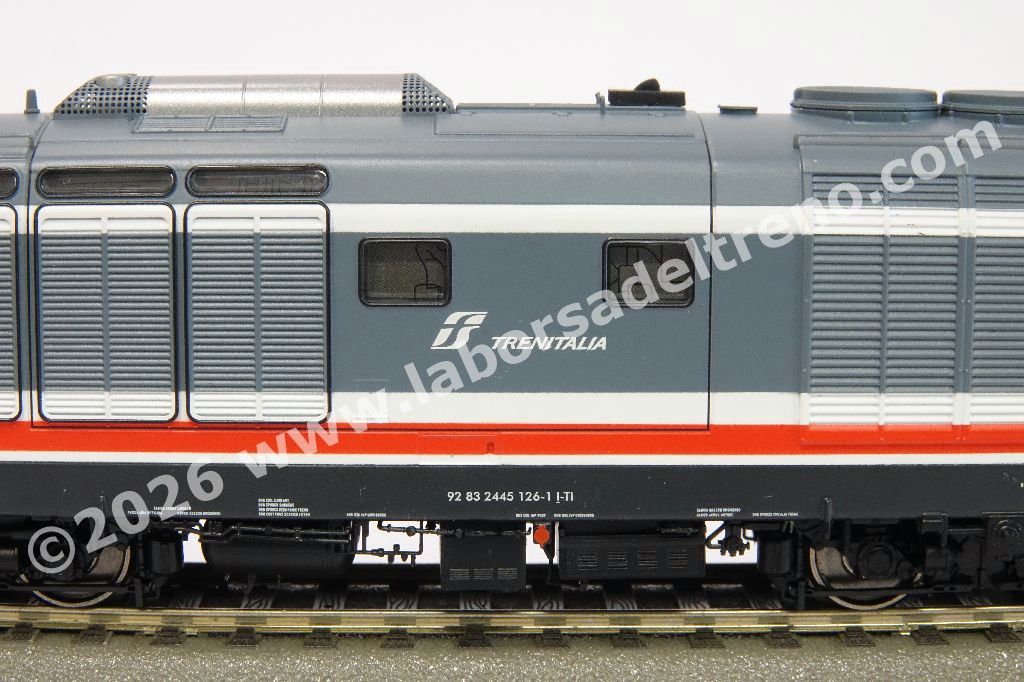 Locomotiva diesel FS Trenitalia D 445 1126 di 3° Serie, livrea Intercity Sun bianco/grigia con fascia rossa, logo Trenitalia, epocaVI