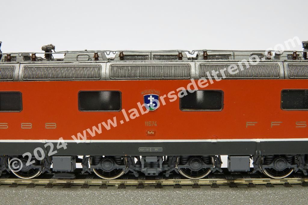 Locomotiva elettrica SBB Re 6/6 11674 'Murgenthal', fanali tondi, livrea rossa, epoca IV/V
