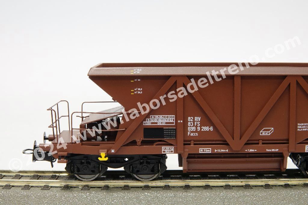 Coppia carri tramoggia a carrelli FS tipo Faccs per trasporto pietrisco, livrea rosso vagone, ep. IV