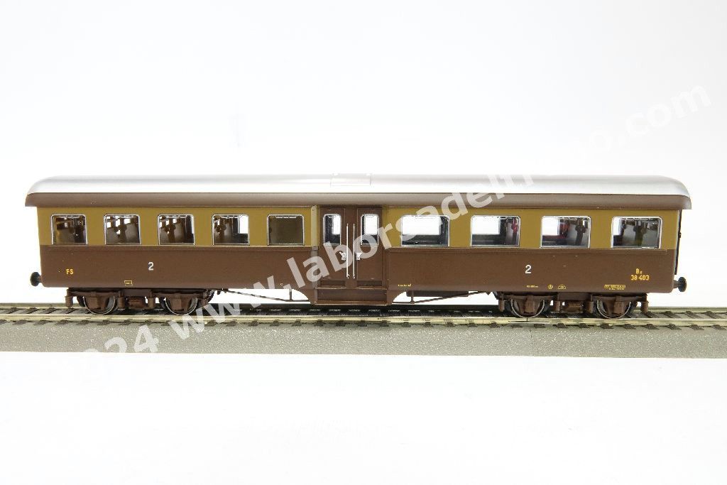 Set 'Treno Corbellini' delle FS Italia a tre elementi composto da un postale tipo UM 70000 e due 2° cl. tipo Corbellini, livrea castano/isabella, epoca III