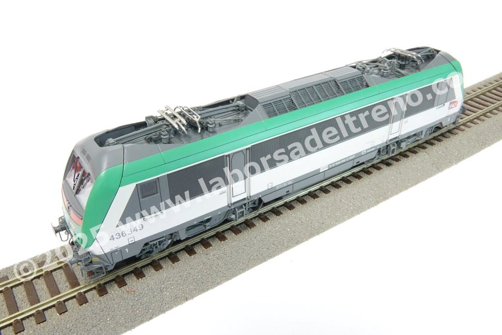 Locomotiva elettrica bitensione SNCF BB 436349 'Astride' per interoperabilità con Italia, livrea argento con fascia verde e fascia anti-infortunistica, epoca V/VI