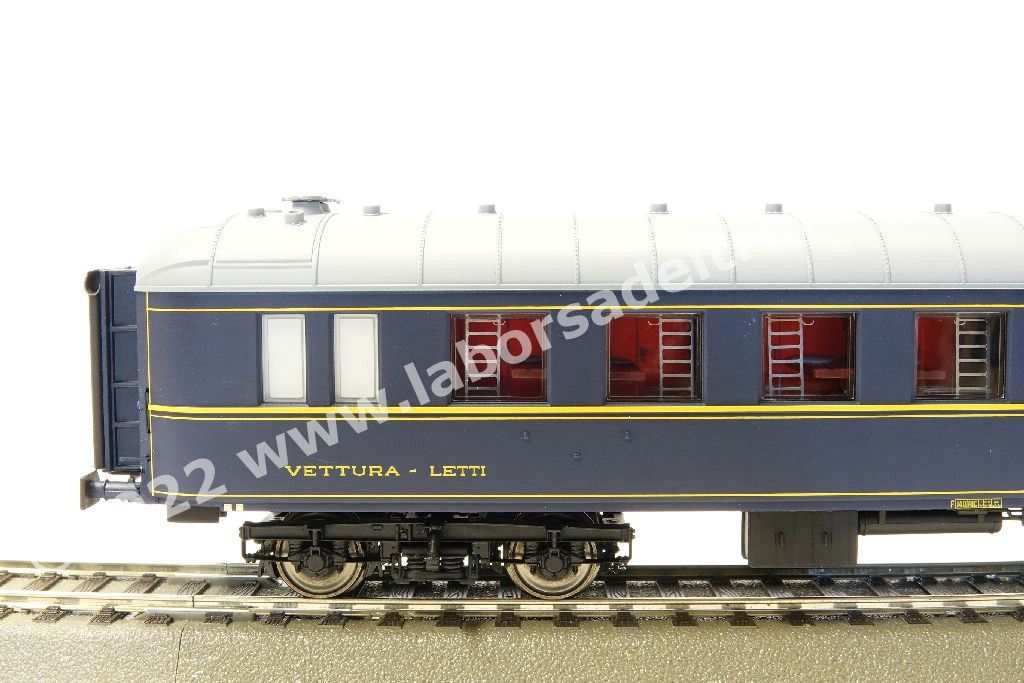 Carrozza letti FS tipo Ub, livrea blu con filetti gialli, senza logo CIWL, epoca IV