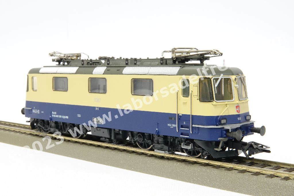 Coppia locomotive elettriche SBB IRSI 'International Rolling Stock Investment GmbH) Re 421 abilitate a circolare in Svizzera e Germania, una in livrea 'TEE' rosso/crema e una in livrea 'Rheingold' blu/crema, epoca VI - MFX Digital Sound