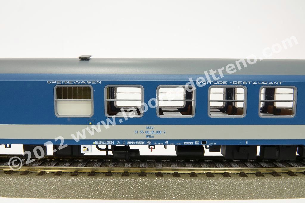 Set Intercity MAV, con una 1a cl. Apee, una 2a cl. Bpee e una ristorante tipo Bautzen, livrea IC, ep. V/VI