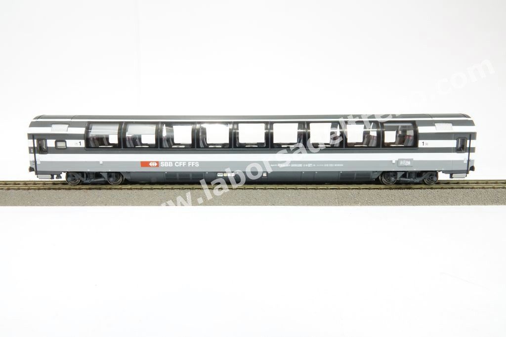 Set 1 'EC Ticino' delle SBB composto da una panoramica, una prima tipo Eurofima e due seconde tipo EC, livrea bigrigio con porte rosse, epoca V