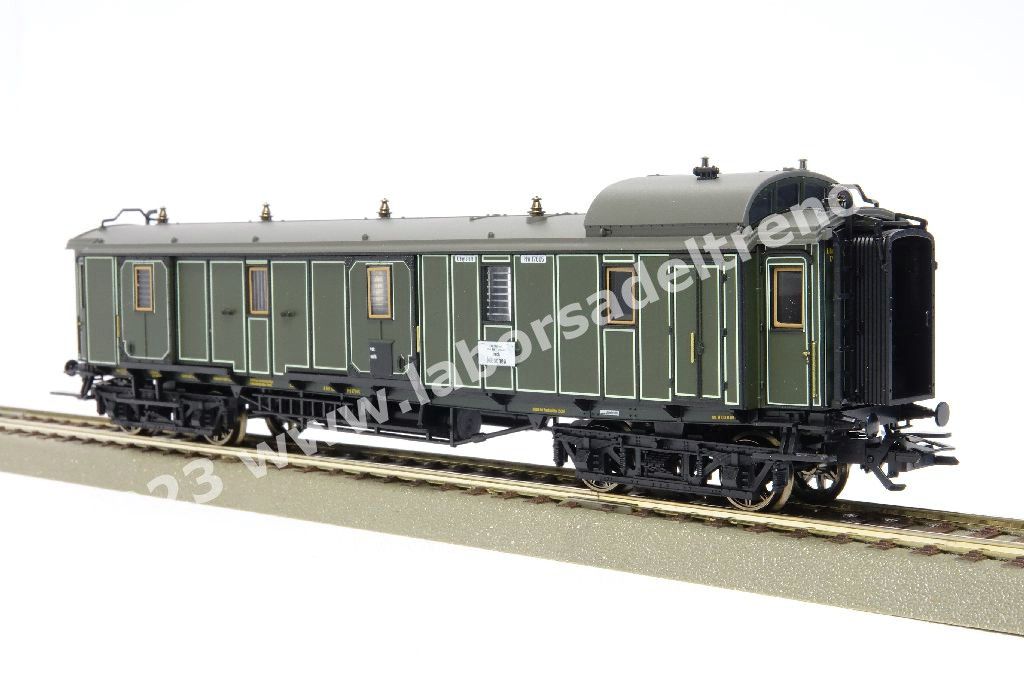 Convoglio 'Bavarian Express' delle K.Bay.Sts.B con vaporiera S 3/6 'Hochhaxige', tre carrozze di 3° cl., una mista di 1°/2° cl. E un bagagliaio in livrea crema/verde, epoca I - MFX Digital Sound