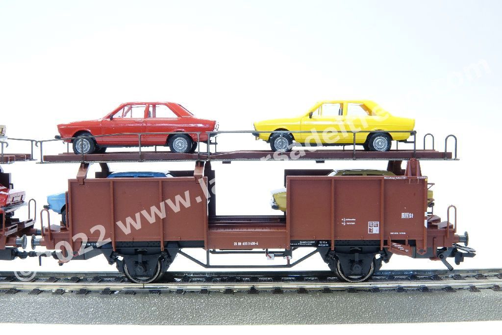 Convoglio merci SBB composto da un carro Eaos, un carro chiuso, un carro refrigerato e uno trasporto auto con carico, epoca IV - Insider Club 2018