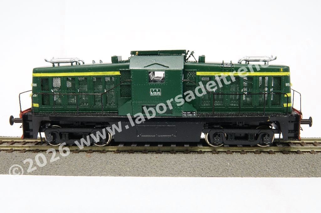 Loco diesel pesante Ne 120 Truman delle FS, livrea verde con fregi gialli, marmitte sugli avancorpi, ep. III - Modello in ottone montato e verniciato