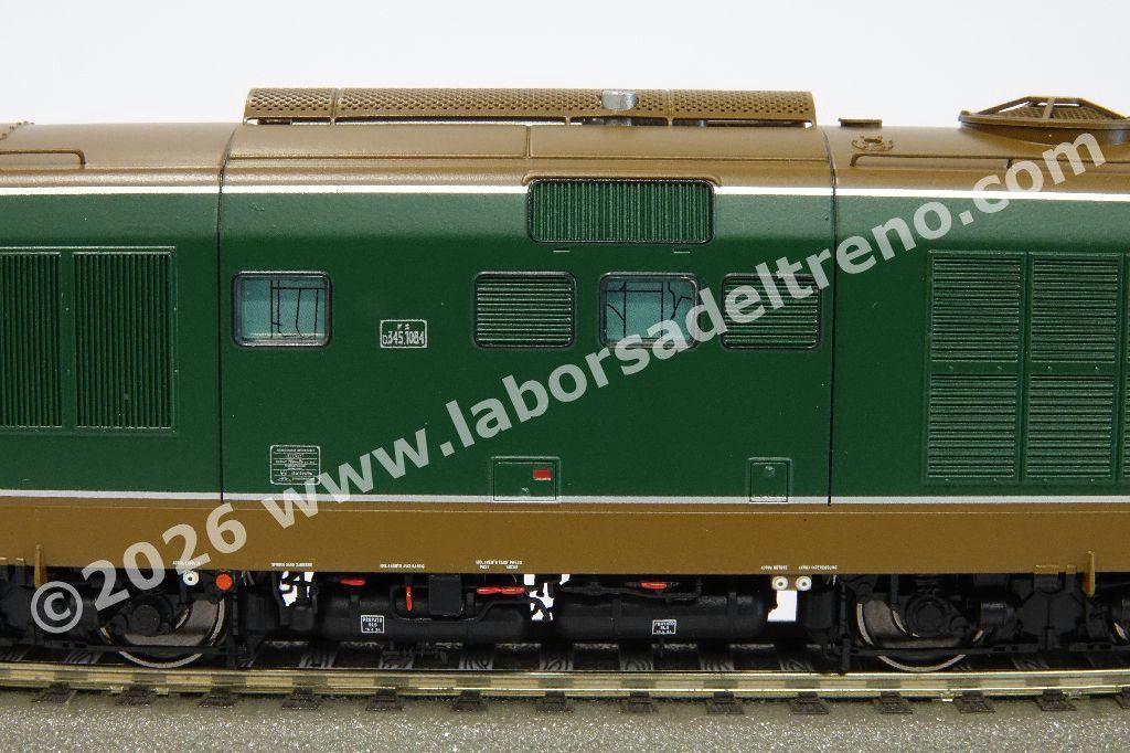 Locomotiva diesel FS D 345 1084 di 1° Serie, dep. Verona, vetri piani, livrea verde/isabella, epoca III/IV