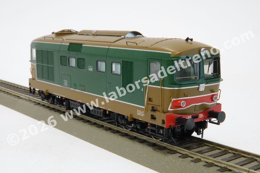 Locomotiva diesel FS D 345 1084 di 1° Serie, dep. Verona, vetri piani, livrea verde/isabella, epoca III/IV