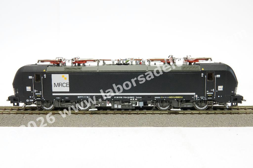 Locomotiva elettrica DB AG MRCE Br 193 718 'Vectron' a quattro pantografi, abilitata alla circolazione Germania-Austria-Italia-Svizzera-Olanda, livrea nera, logo MRCE, epoca VI