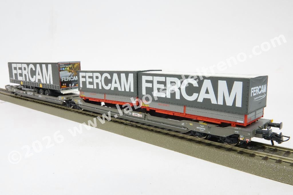 Carro intermodale bi-modulo SBB HUPAC tipo T3000e, telaio grigio scuro, caricato con due casse mobili e un semirimorchio 'Fercam', epoca VI