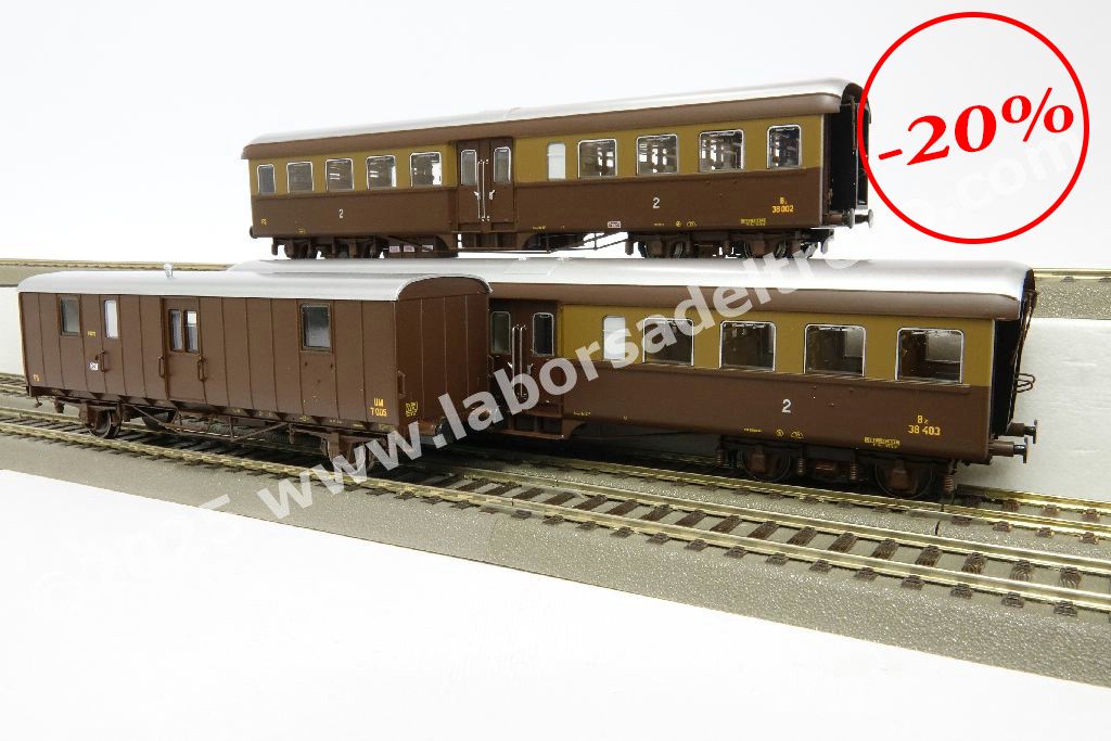 Set 'Treno Corbellini' delle FS Italia a tre elementi composto da un postale tipo UM 70000 e due 2° cl. tipo Corbellini, livrea castano/isabella, epoca III