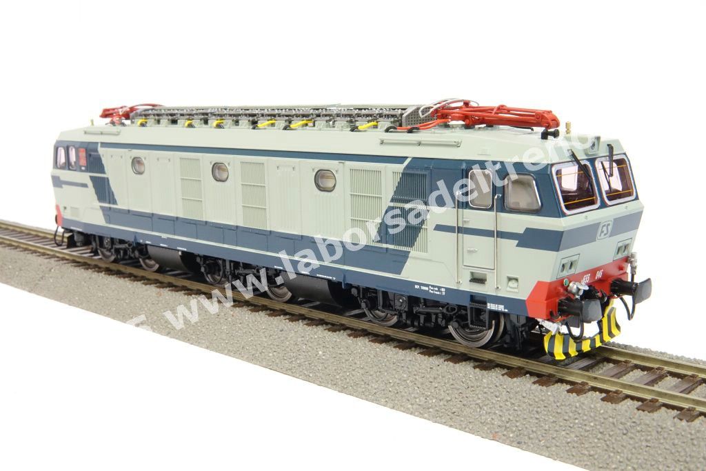 Locomotiva elettrica FS E 633 046 con pantografi Faveley, livrea di origine, grigio perla/blu orientale, logo TV, ep. IV/V