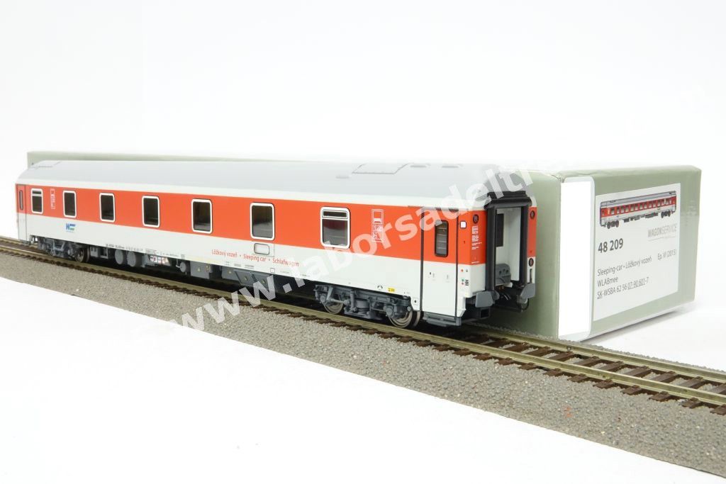 Carrozza letti tipo WLABmee della compagnia slovacca Wagon Service, livrea rosso/grigio, ep. VI