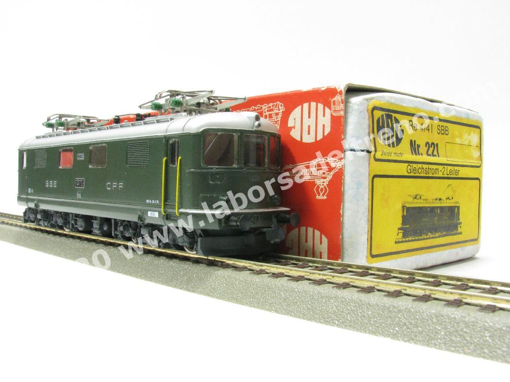 Locomotiva elettrica SBB Re 4/4 I di 2° serie con musi curvi per treni rapidi, livrea verde, epoca III/IV