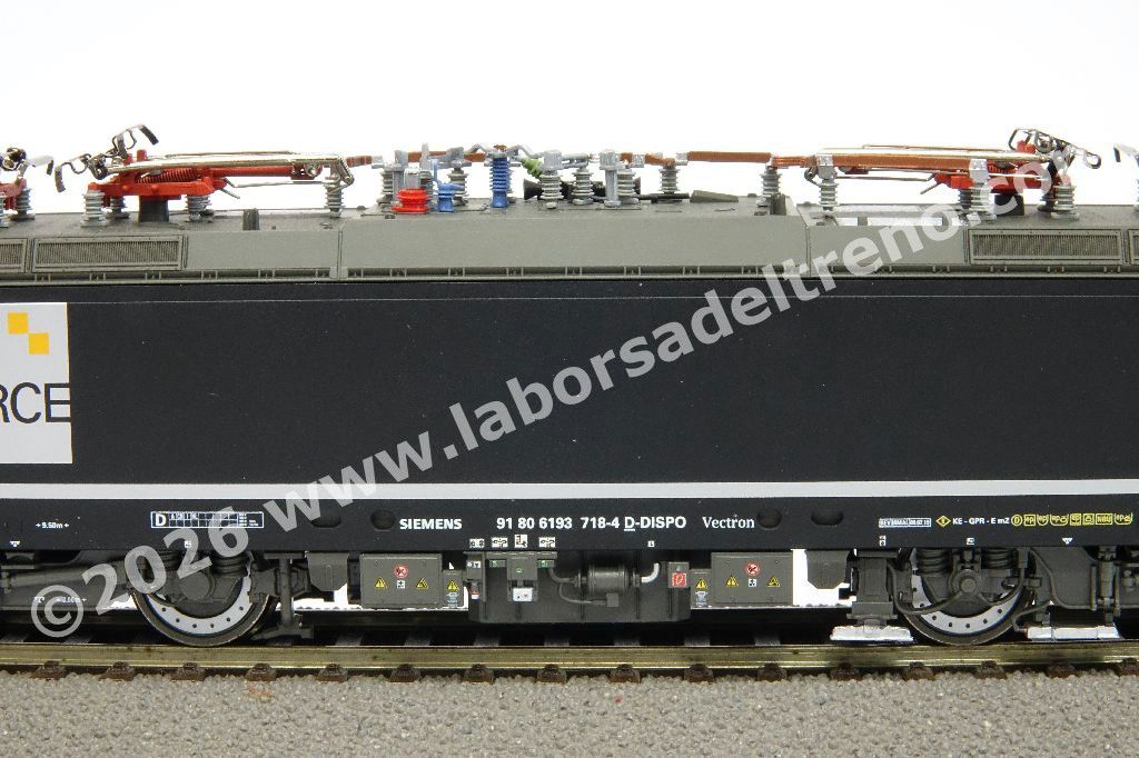 Locomotiva elettrica DB AG MRCE Br 193 718 'Vectron' a quattro pantografi, abilitata alla circolazione Germania-Austria-Italia-Svizzera-Olanda, livrea nera, logo MRCE, epoca VI