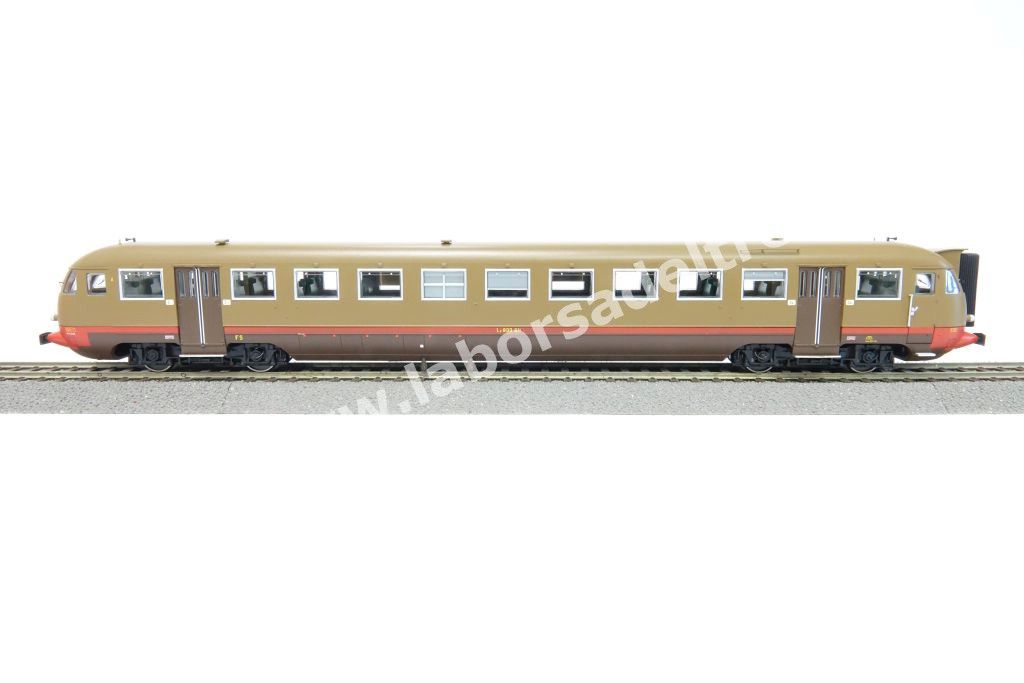 Rimorchiata FS Le 800.011 attrezzata con Ripetizione Segnali, livrea castano/isabella con fascia rossa, fanali moderni, ep. IV - Ill.ne interna