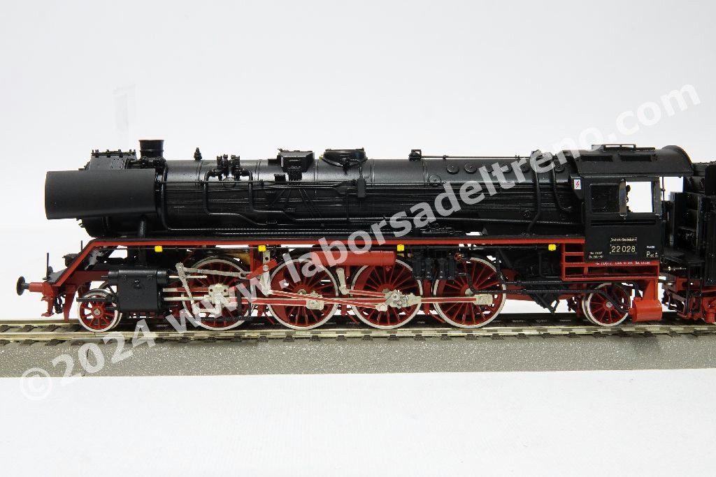 Locomotiva a vapore DR Br 22 028 Reko, tender a carbone, parafumi Witte, epoca III