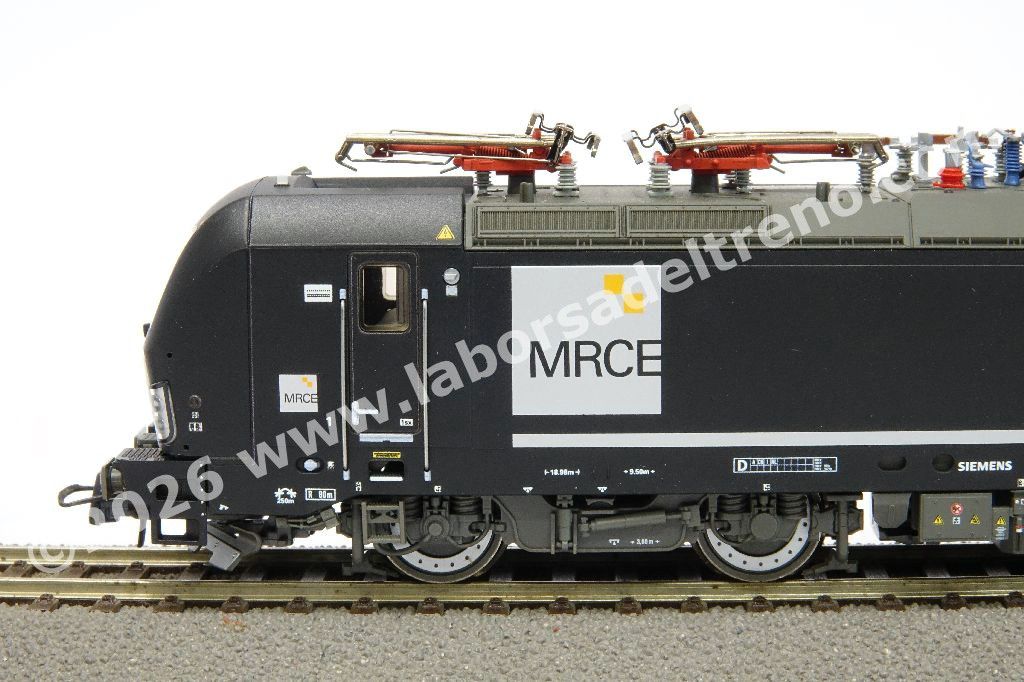 Locomotiva elettrica DB AG MRCE Br 193 718 'Vectron' a quattro pantografi, abilitata alla circolazione Germania-Austria-Italia-Svizzera-Olanda, livrea nera, logo MRCE, epoca VI