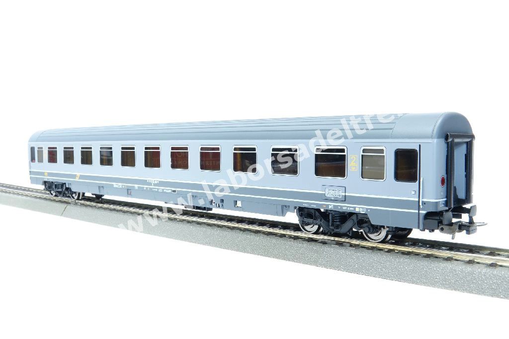 Set tre carrozze a scompartimenti FS tipo Eurofima, una 1° cl e due 2° cl., livrea bigrigio con filetti gialli, logo XMPR, epoca V