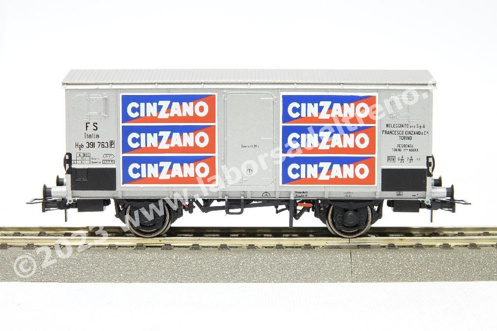Coppia carri isotermici a due assi FS Italia tipo Hgb a sagoma Inglese, livrea inox con loghi 'Cinzano', epoca III