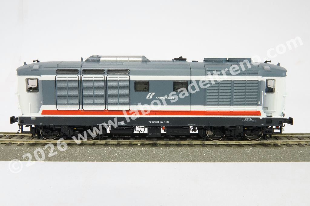 Locomotiva diesel FS Trenitalia D 445 1126 di 3° Serie, livrea Intercity Sun bianco/grigia con fascia rossa, logo Trenitalia, epocaVI