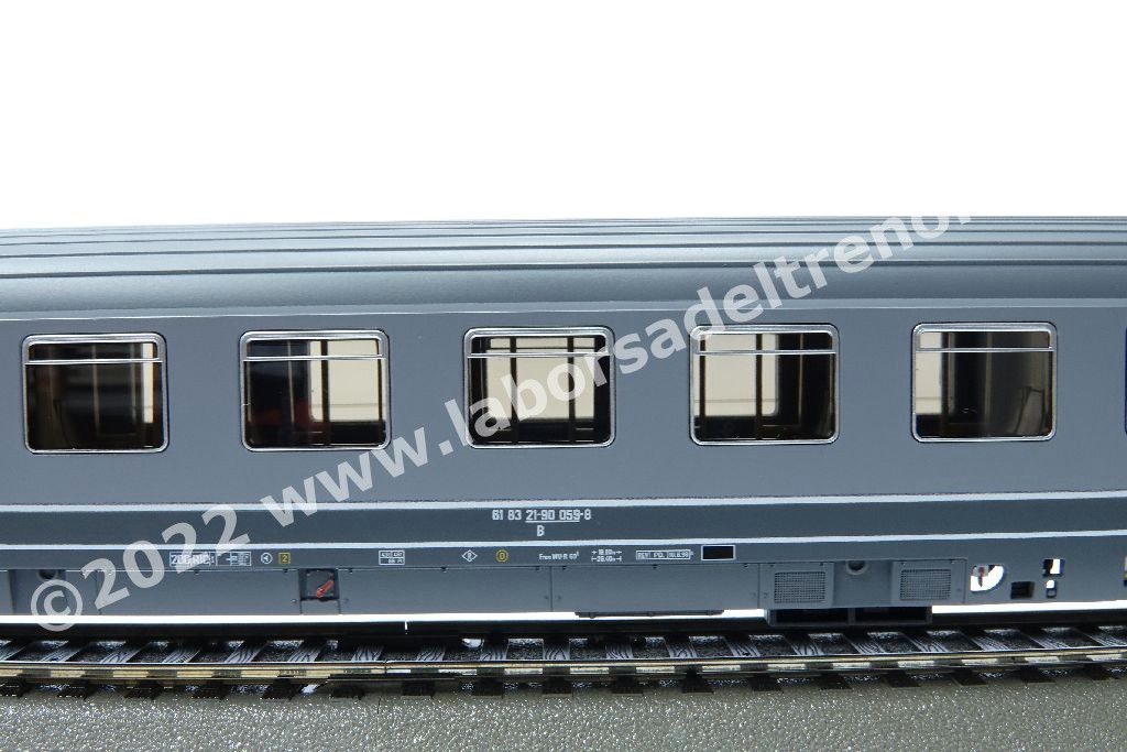 Set tre carrozze a scompartimenti FS tipo Eurofima, una 1° cl e due 2° cl., livrea bigrigio con filetti gialli, logo XMPR, epoca V