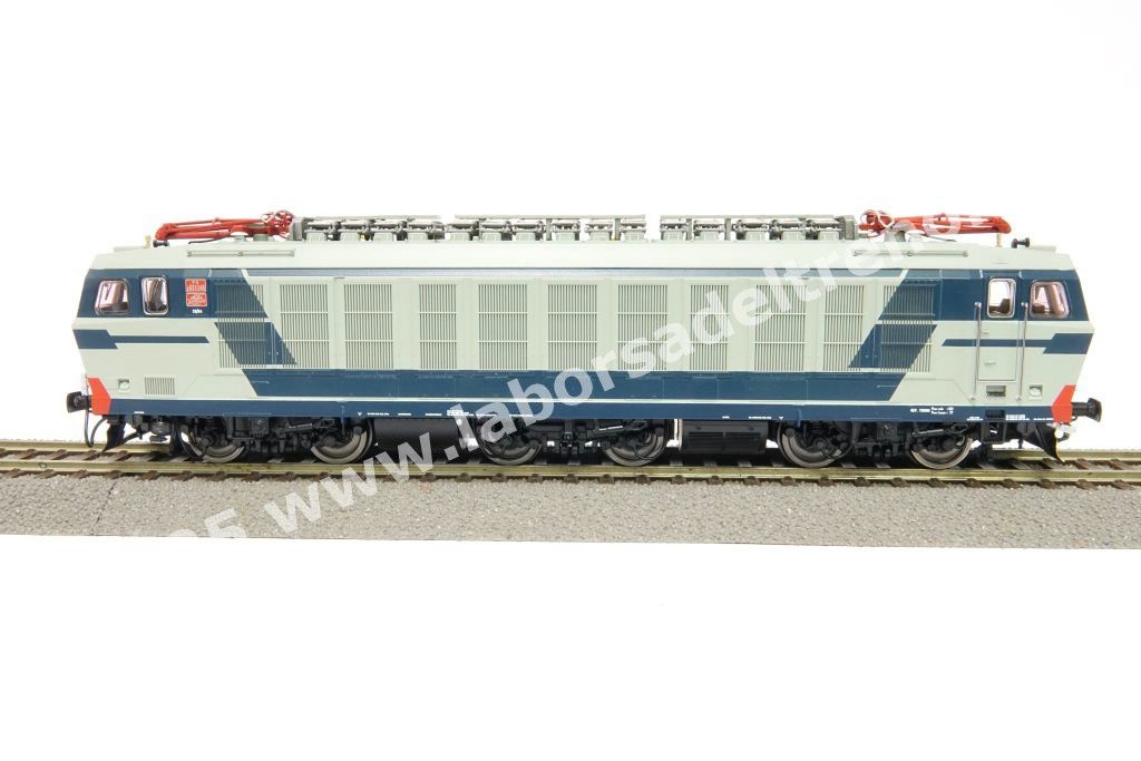 Locomotiva elettrica FS E 633 046 con pantografi Faveley, livrea di origine, grigio perla/blu orientale, logo TV, ep. IV/V