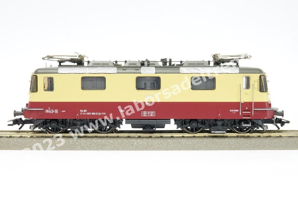 Coppia locomotive elettriche SBB IRSI 'International Rolling Stock Investment GmbH) Re 421 abilitate a circolare in Svizzera e Germania, una in livrea 'TEE' rosso/crema e una in livrea 'Rheingold' blu/crema, epoca VI - MFX Digital Sound