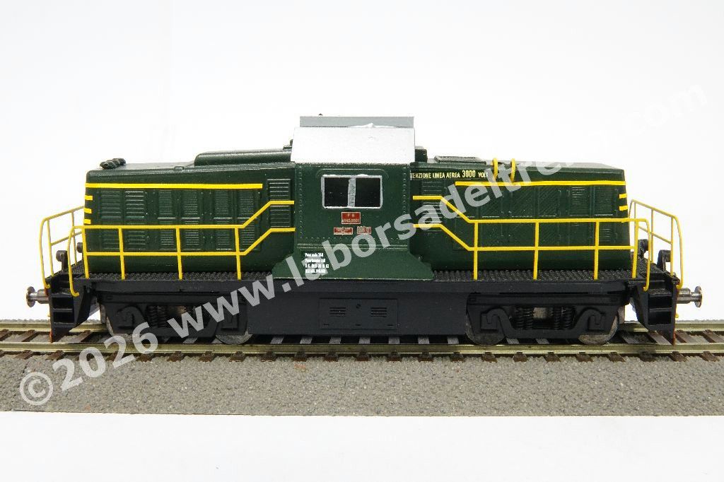 Loco diesel pesante da manovra D 143 3001 'Truman' delle FS livrea verde con fasce gialle, Dep. Milano, ep. III/IV - realizzazione in ottone con teca espositiva
