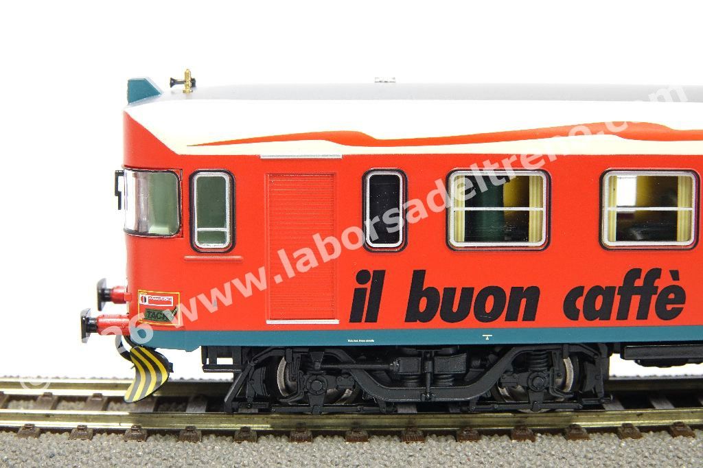 Automotrice diesel FS Aln 668 serie 3000, livrea pubblicitaria Kimbo rossa, ep. V