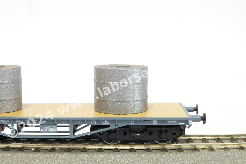Set tre carri pianali a carrelli FS tipo R per trasporto rotoli di lamiere, uno con garitta, con carico di coils, livrea grigia, epoca IV