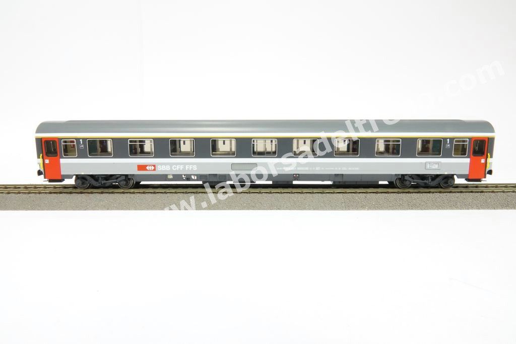 Set 1 'EC Ticino' delle SBB composto da una panoramica, una prima tipo Eurofima e due seconde tipo EC, livrea bigrigio con porte rosse, epoca V