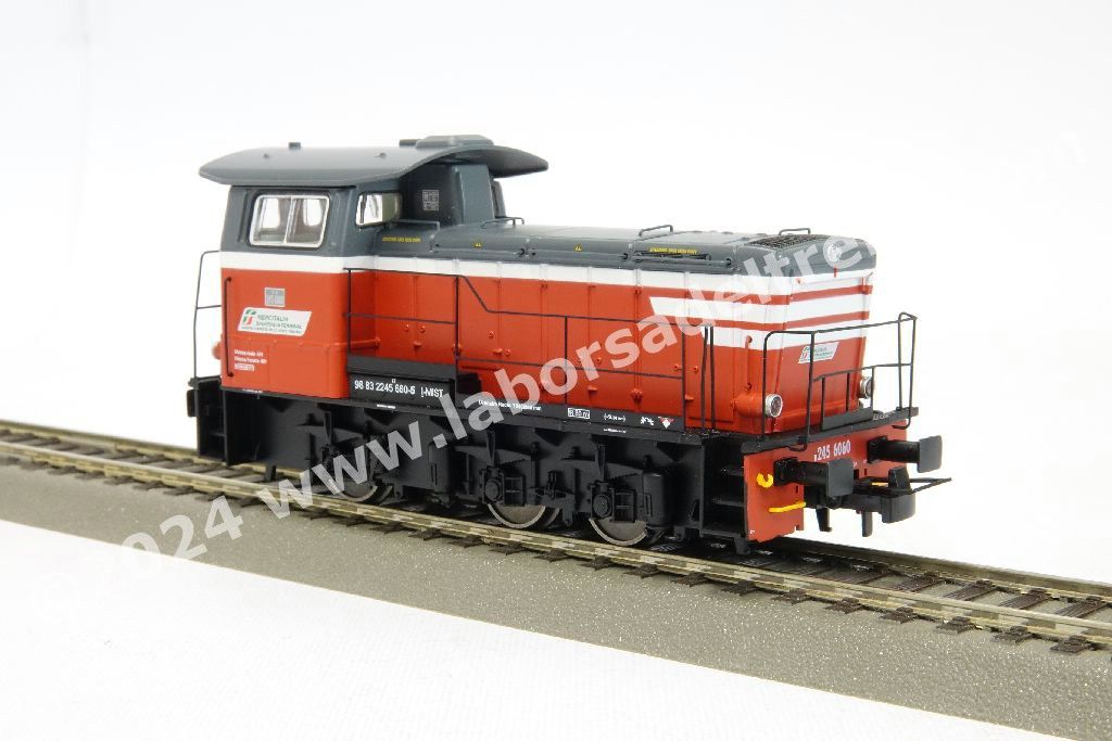 Locomotiva diesel da manovra FS Mercitalia Shunting & Terminal D 245, livrea rosso/grigio con fasci bianca, logo Mercitalia, epoca VI