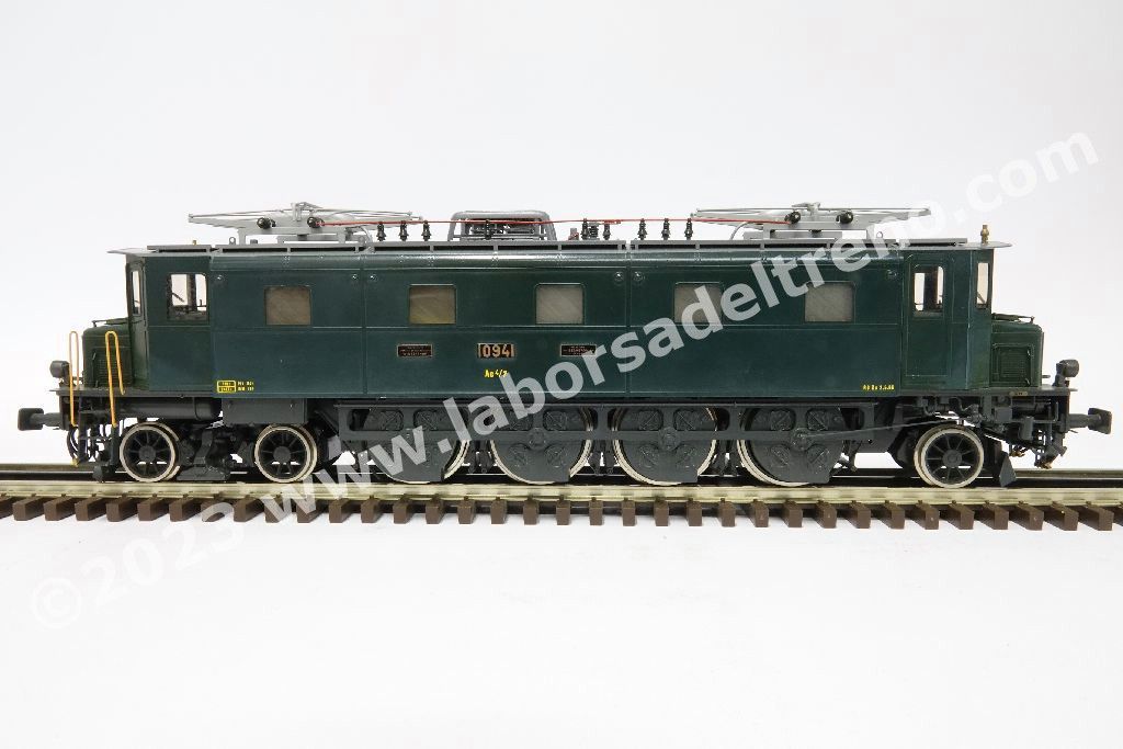 Locomotiva elettrica SBB Ae 4/7 10941 di 2° serie con avancorpi con griglie di areazione sperimentali, livrea verde, epoca III