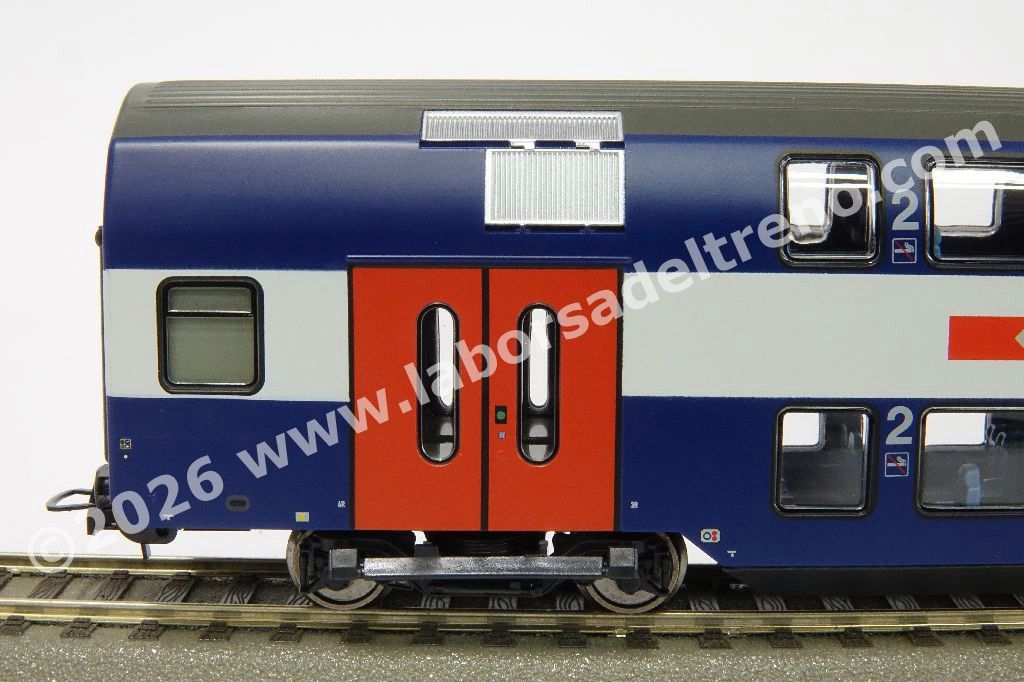Set tre carrozze a due piani SBB S-Banh Zurich, due di 2° cl. di cui una pilota e una mista 1°/2° cl., livrea blu con porte rosse, epoca VI